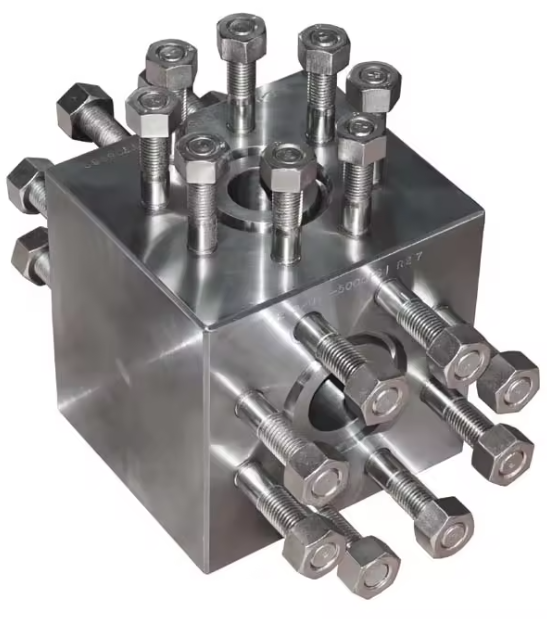 T-shirt e croci borchiate